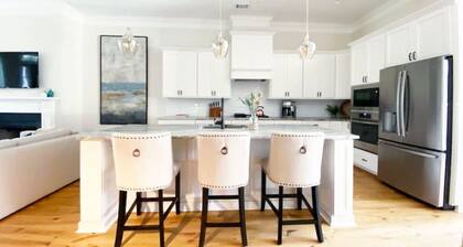 Magnolia Estate – 3 Private Quarters, Walk to Sites