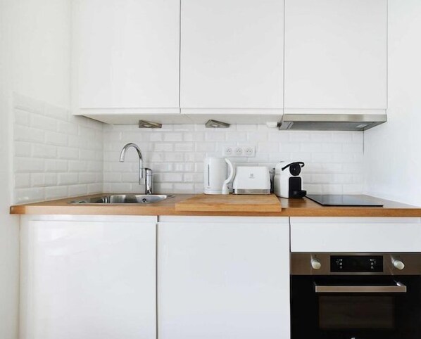 Kjøleskap, mikrobølgeovn, kokeplater og oppvaskmaskin