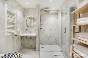 Dusj, hårføner og håndklær