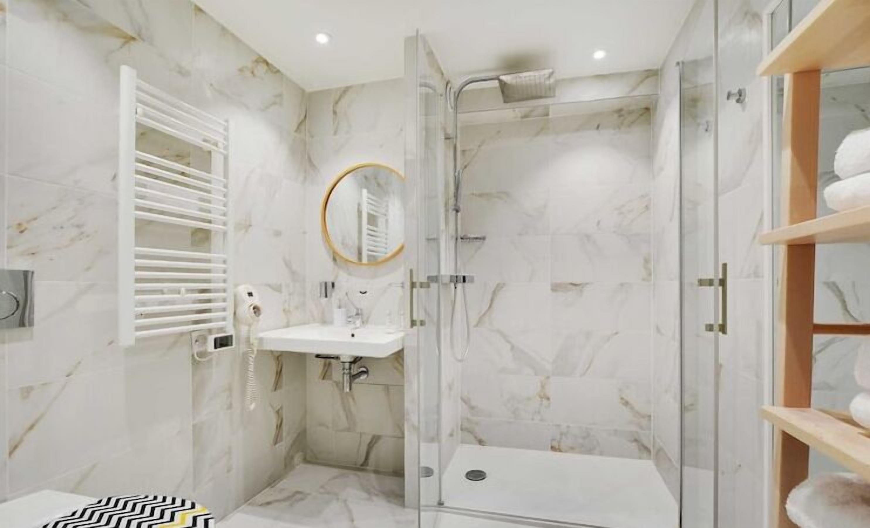 Douche, sèche-cheveux, serviettes fournies