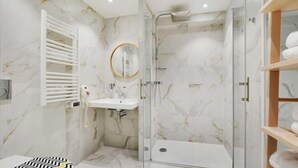 Dusj, hårføner og håndklær