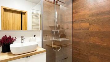 Apartamento superior, vista para o pátio | Banheiro | Chuveiro, secador de cabelo, toalhas de banho, sabonete