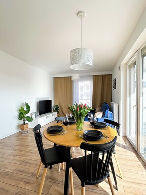 Departamento superior, vista al patio | Área de sala de estar | Televisión de 40 pulgadas con canales digitales 
