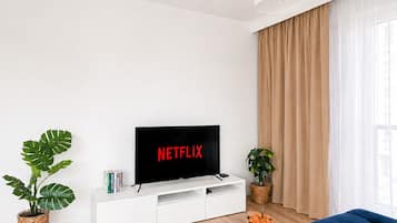 Superior-Apartment, Blick auf den Innenhof | Wohnbereich | 40-Zoll-Fernseher mit Digitalempfang