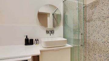 Douche, sĂšche-cheveux, serviettes fournies