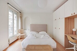 3 chambres, bureau, fer et planche à repasser, lit parapluie