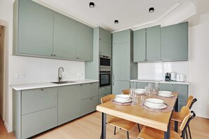 Fridge, microwave, oven, stovetop - Authentic apartment - 3BR/8P - Clignancourt (Paris)