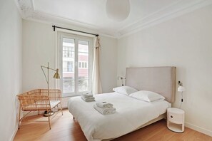 3 chambres, bureau, fer et planche à repasser, lit parapluie