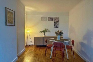 Dining - Cozy Apartment 2Bdr/4P - in the Heart of Suresnes (Suresnes)
