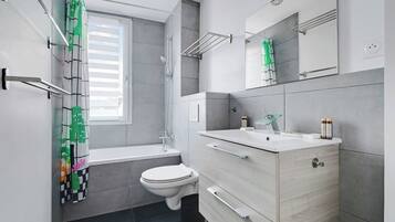 Een douche, een haardroger, handdoeken