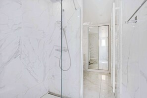 Dusche, Haartrockner, Handtücher, Shampoo