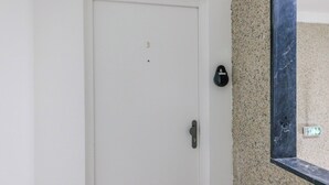 A white door with a number "3" on it, a door handle, and a small sign with a symbol on the wall next to it. - Comfortable Studio for 2 people - Puteaux (Puteaux)
