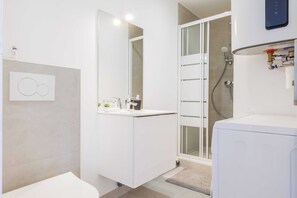 Dusche, Haartrockner, Handtücher