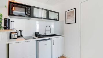 Réfrigérateur, micro-ondes, plaque de cuisson, cafetière/bouilloire