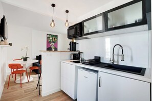 Kühlschrank, Mikrowelle, Herdplatte, Wasserkocher mit Kaffee-/Teezubehör