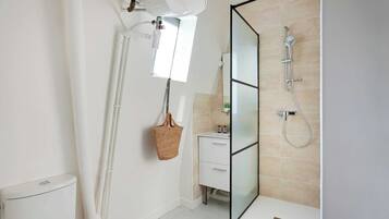 Douche, sèche-cheveux, serviettes fournies