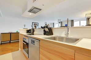 Een koelkast, een microgolfoven, een oven, een kookplaat