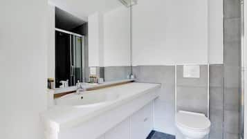 Een douche, een haardroger, handdoeken