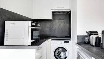 Een koelkast, een microgolfoven, een kookplaat