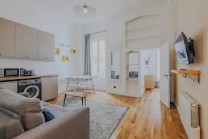 Smart-TV, Kamin, Arbeitsbereiche