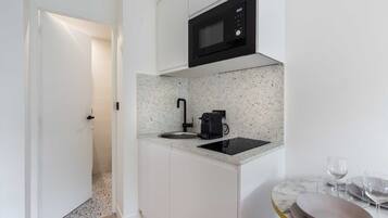 Jääkaappi, mikroaaltouuni, liesi, kahvin-/teenkeitin