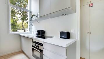 Kühlschrank, Mikrowelle, Ofen, Herdplatte