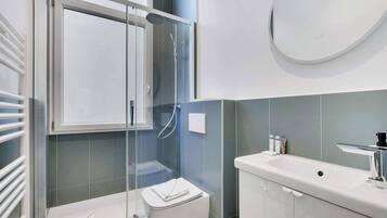 Dusche, Haartrockner, Handtücher