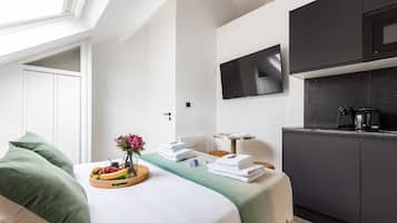 Iron/ironing board, free WiFi, bed sheets