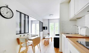 Réfrigérateur, micro-ondes, plaque de cuisson, lave-vaisselle