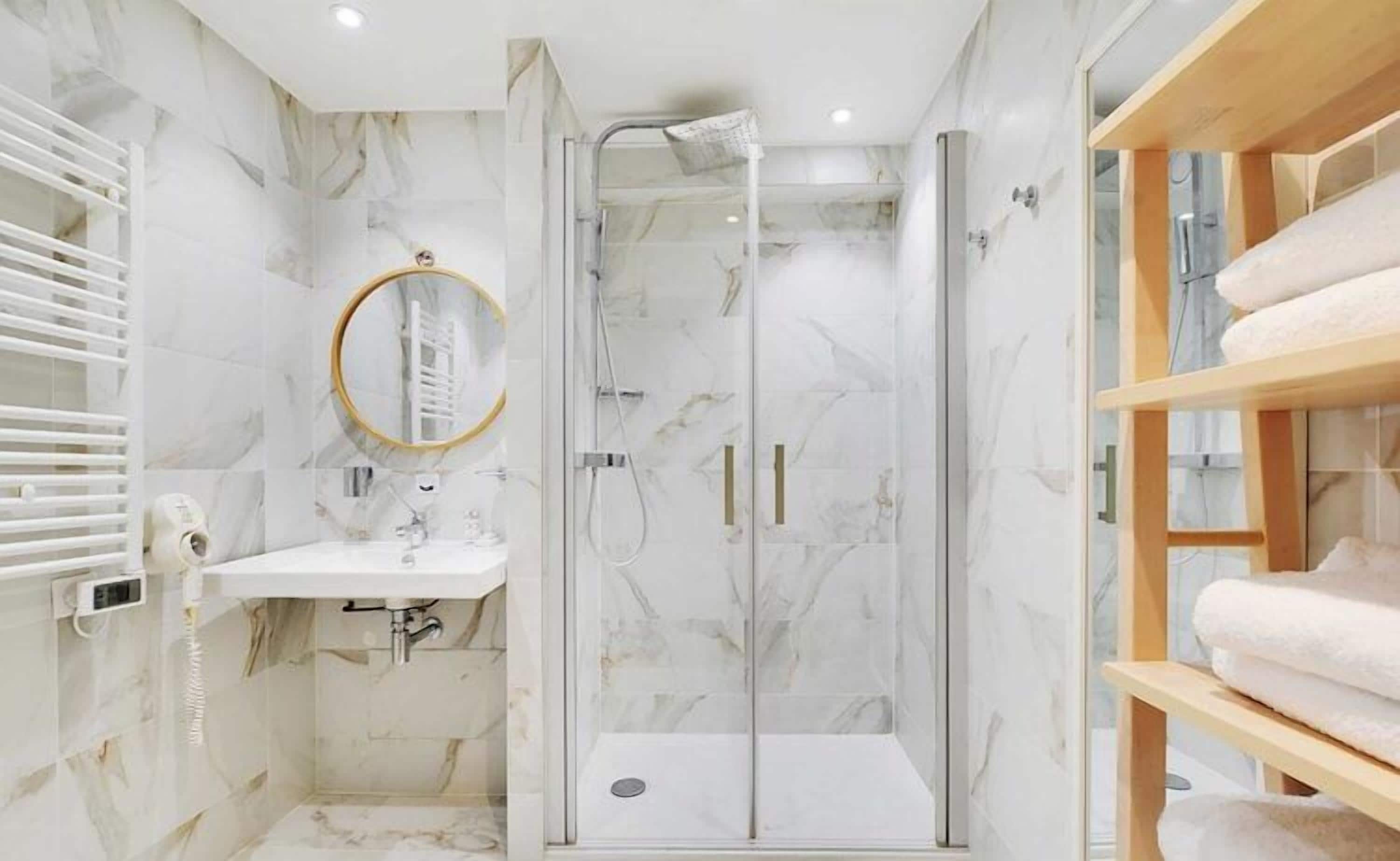 Suihku, hiustenkuivaaja, pyyhkeet