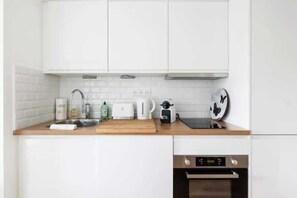 Kühlschrank, Mikrowelle, Herdplatte, Geschirrspüler