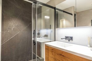 Regadera, secadora de cabello, toallas 