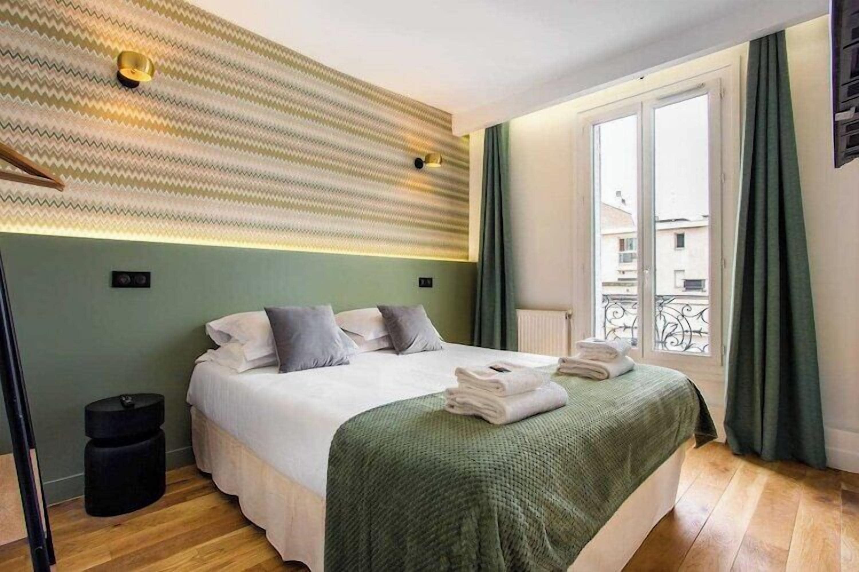 2 bedrooms, desk, iron/ironing board, travel crib