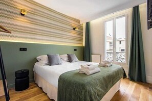 2 bedrooms, desk, iron/ironing board, travel crib