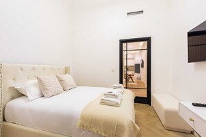 3 bedrooms, desk, iron/ironing board, travel crib