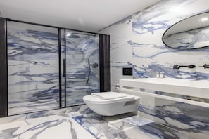 Shower, hair dryer, towels - Chic, comfortable flat near rue Montmartre (Paris)