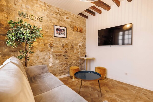 Smart TV, offices - Chic, comfortable flat near rue Montmartre (Paris)