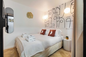 2 bedrooms, desk, iron/ironing board, free WiFi - Chic, comfortable flat near rue Montmartre (Paris)