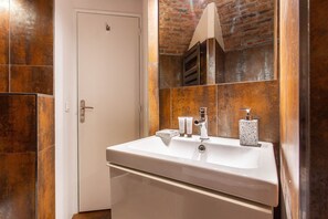 Ducha, secador de pelo, toallas, shampoo