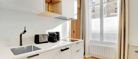 Kühlschrank, Mikrowelle, Ofen, Herdplatte