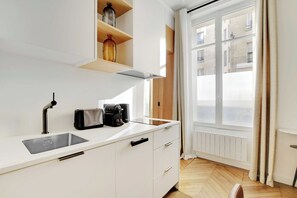 Kjøleskap, mikrobølgeovn, ovn og kokeplater