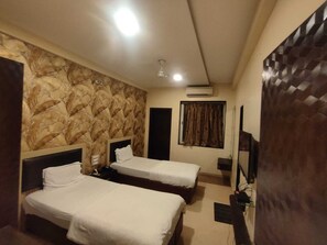 Deluxe Room, Balcony | Free WiFi - HOTEL SHADES OF ROYAL (Ahmednagar)