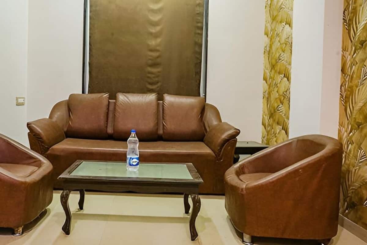 Classic Double Room | Living area | TV