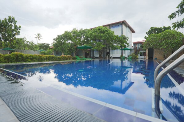 Hồ bơi ngoài trời