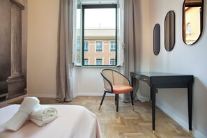 1 chambre, coffre-fort, bureau, fer et planche à repasser