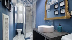 A bathroom with a shower, toilet, and sink. - Arc Vatican Apartment-300 m from the Vatican (Roma)