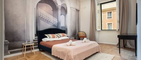 1 Schlafzimmer, Zimmersafe, Schreibtisch, Bügeleisen/Bügelbrett