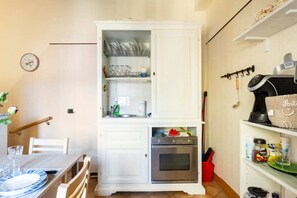 Oven, coffee/tea maker, dining tables - 2A Domus St. Peter Roma Centro (Roma)
