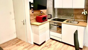 Coffee/tea maker, microwave, oven