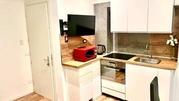 Micro-ondes, four, cafetiĂšre/bouilloire